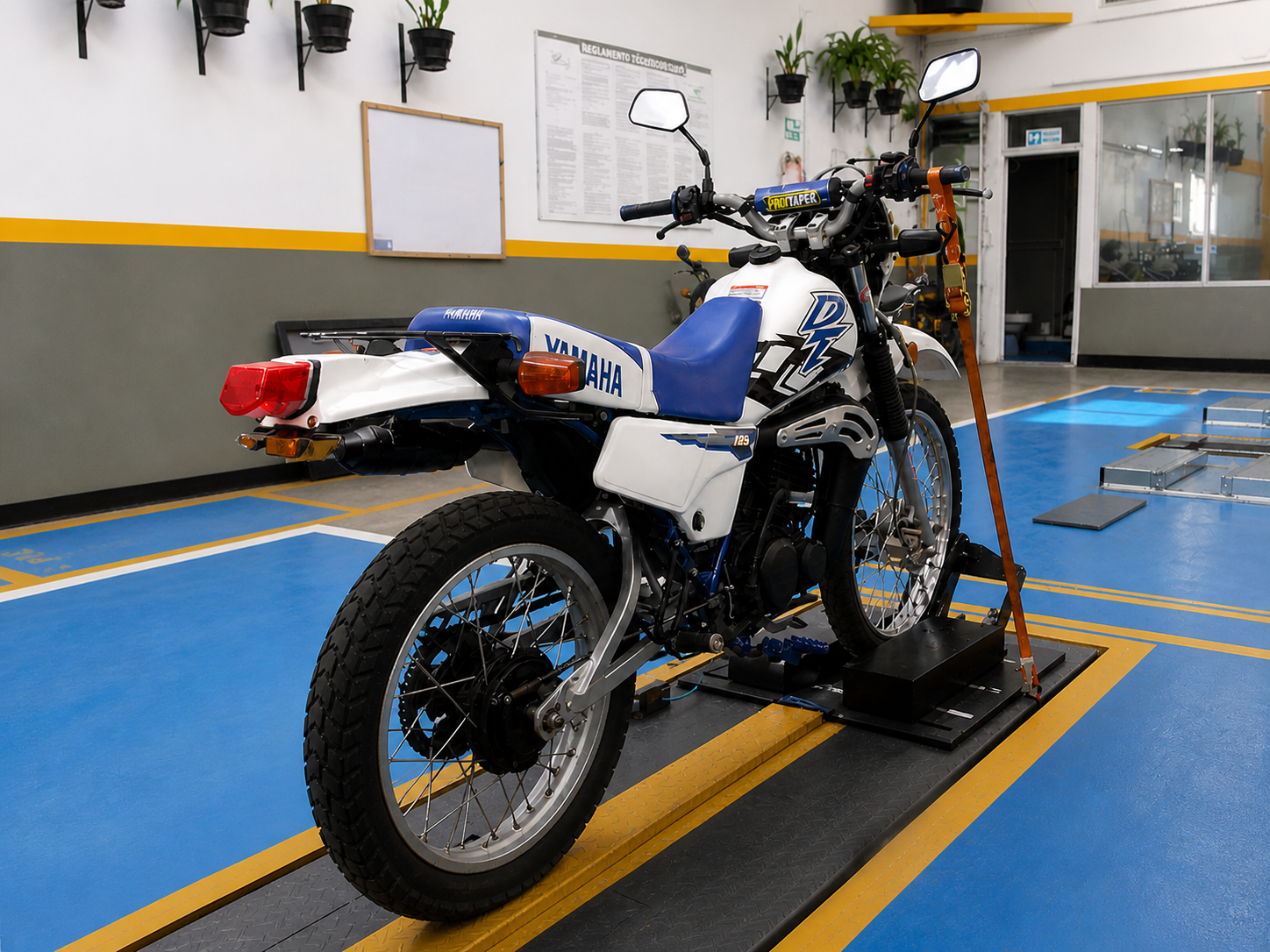 Moto en revisión CDA Sevilla